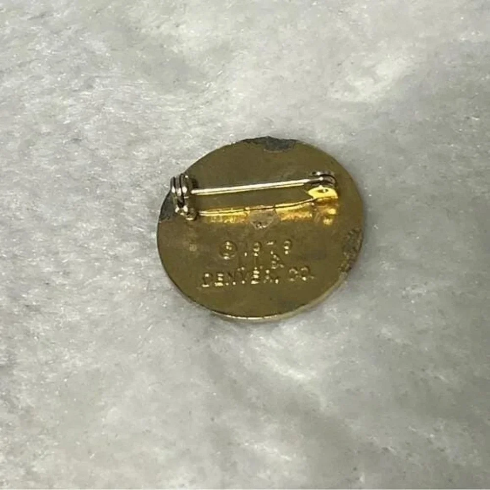 Skier 1979 Denver Colorado Vintage Lapel Vest Hat Pin A24